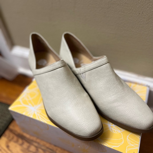 . 🆕 Yellow Box bootie type shoes - Picture 1 of 8